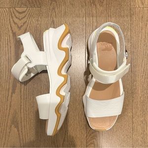 Sorel kinetic y-strap high sandal in sea salt, radiation. Size 8.